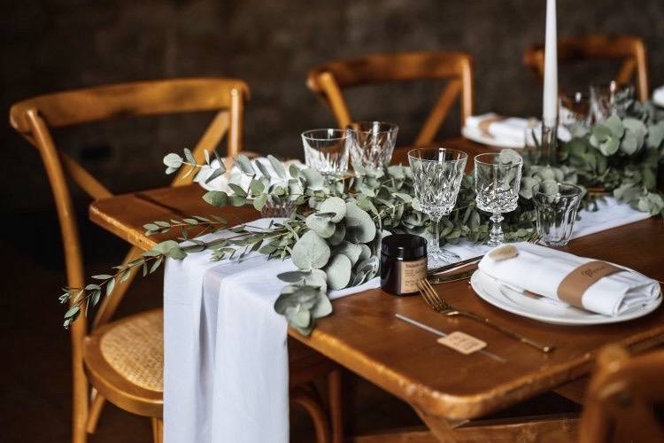 Chemin de table d’eucalyptus