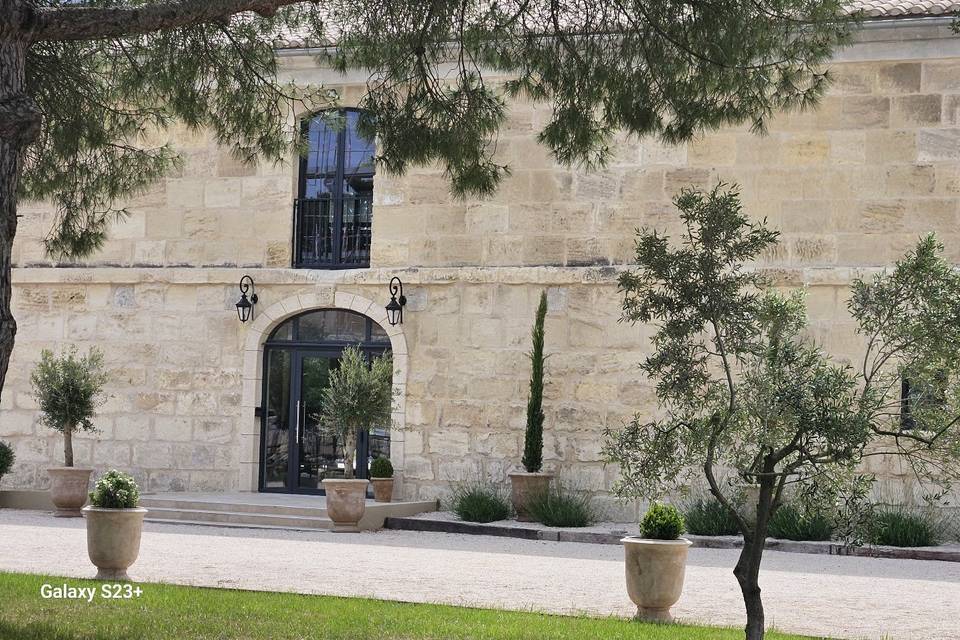 Salle côté cour du mas