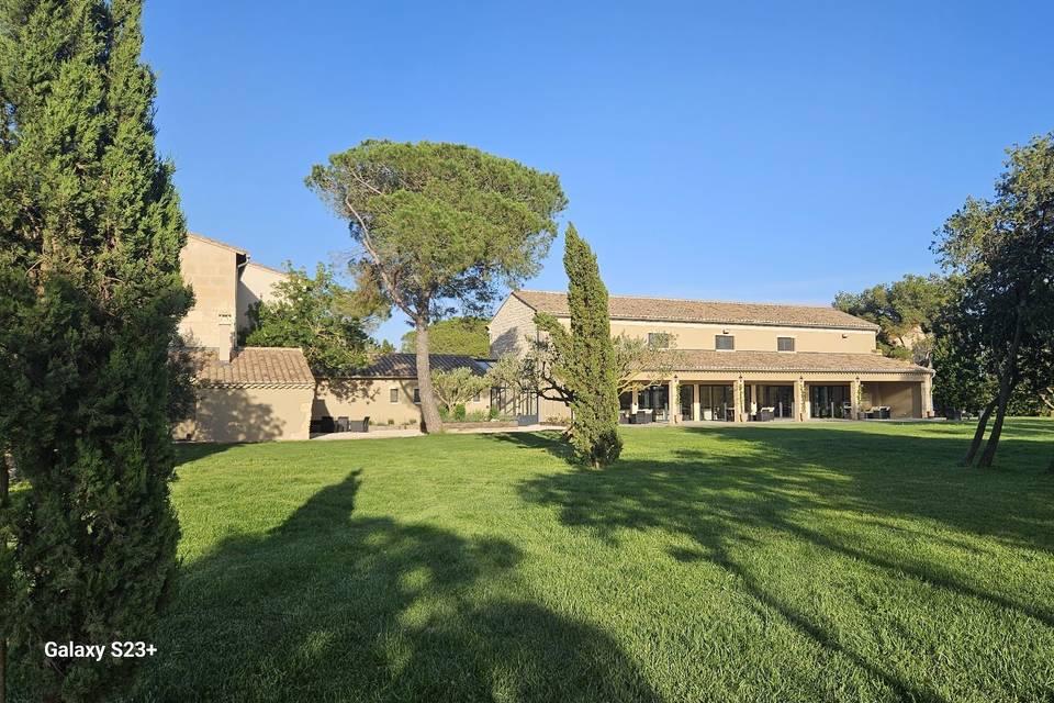 Jardin et vue sur la salle
