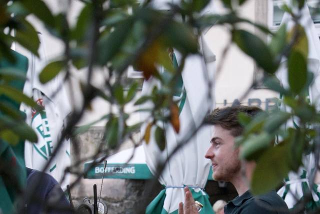 Loïc présente une bouteille