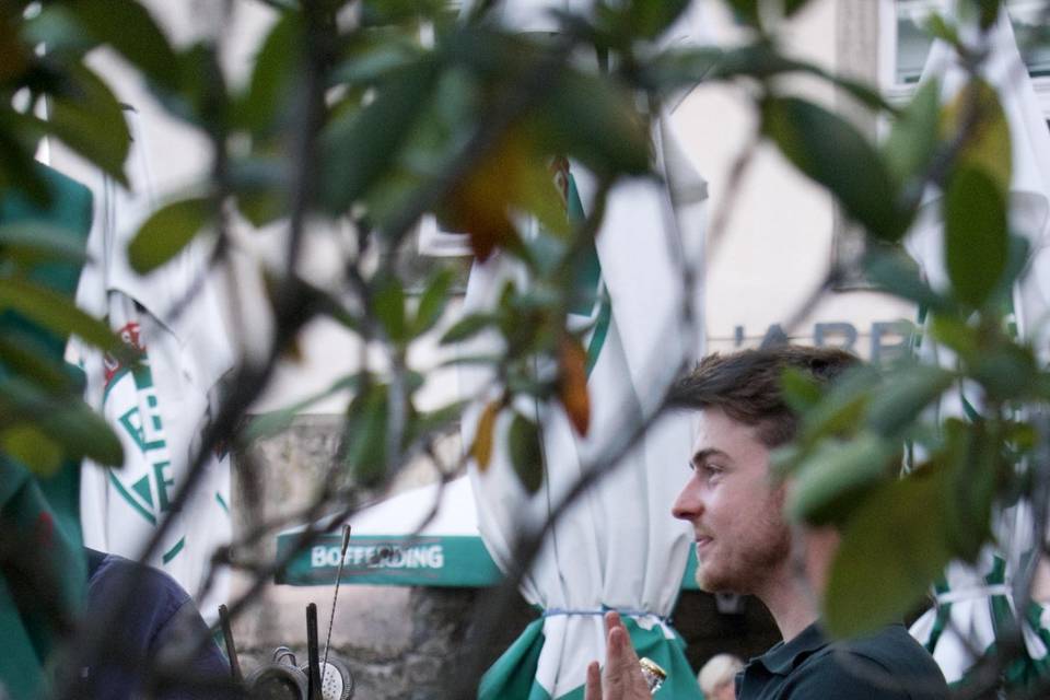 Loïc présente une bouteille