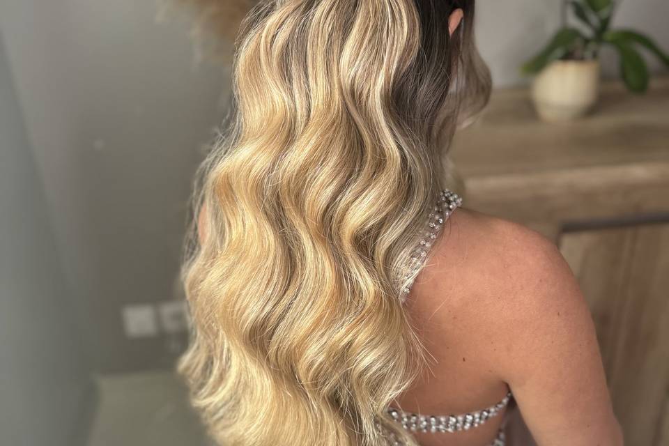 Demi attache Hollywood waves
