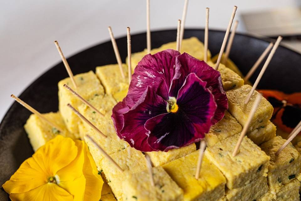 Détail palmier avec baguettes et fleurs