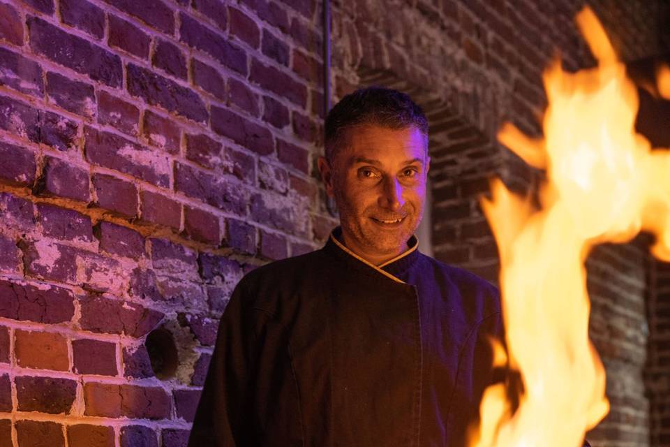 Préparation du feu dans le gril