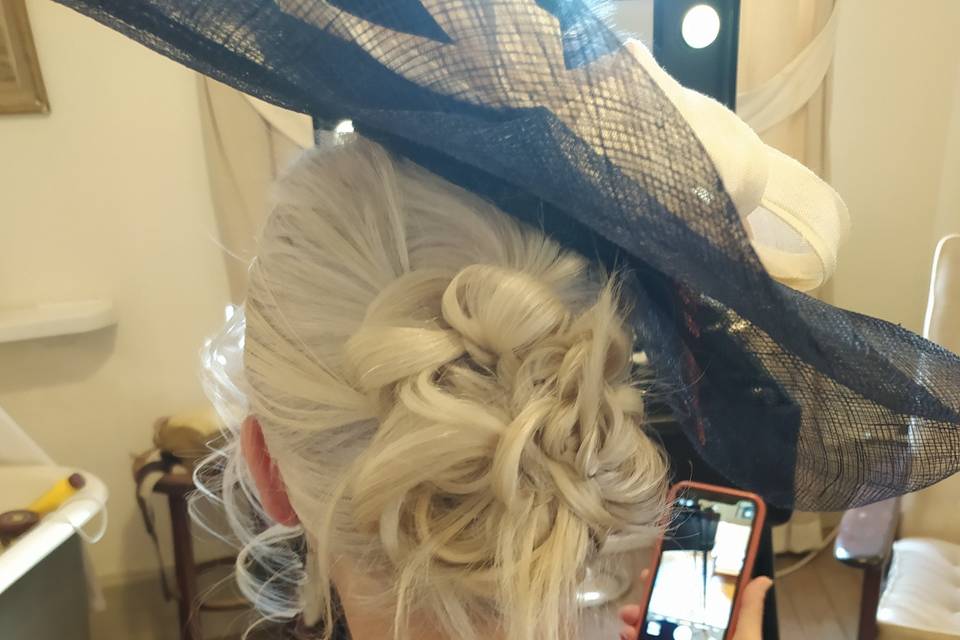 Chignon flou et son chapeau