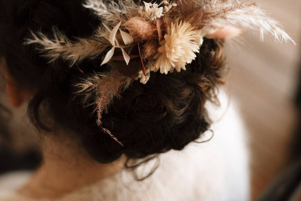 Chignon bas et fleurs séchées