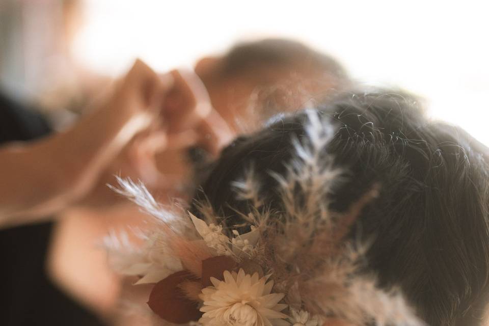 Chignon bas et fleurs séchées