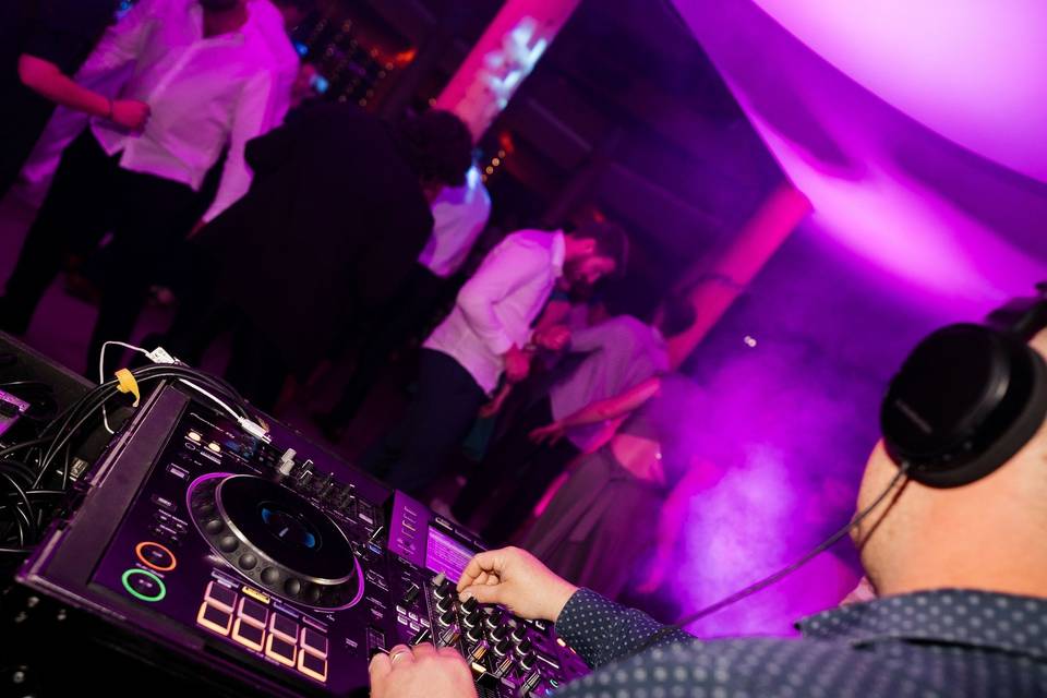 DJ & Dancefloor