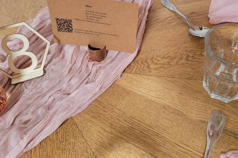 Detail table rose et or