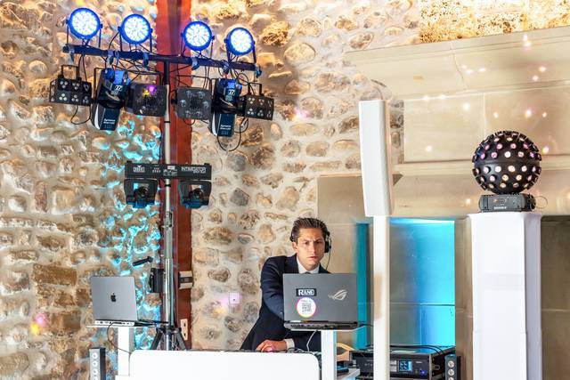 Animateur à la cabine DJ