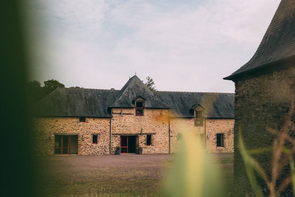 Le manoir vu du champs