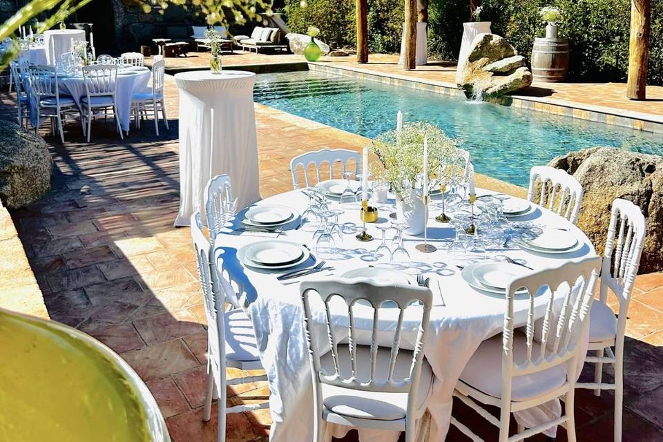 Tables rondes et chaises Napol