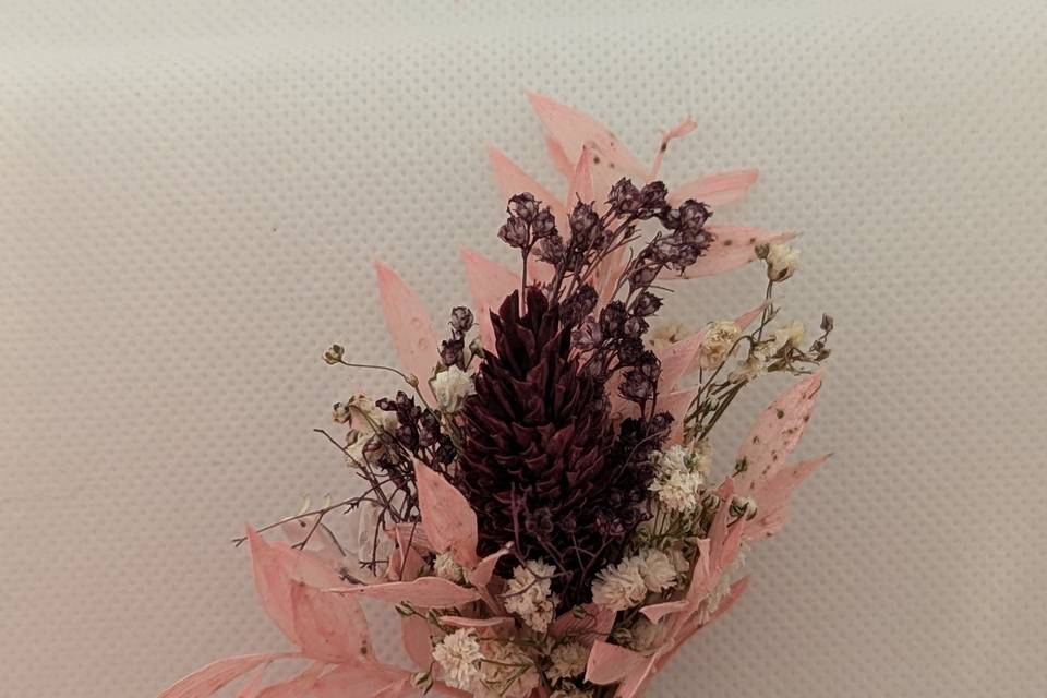 Boutonniere en fleurs sechées