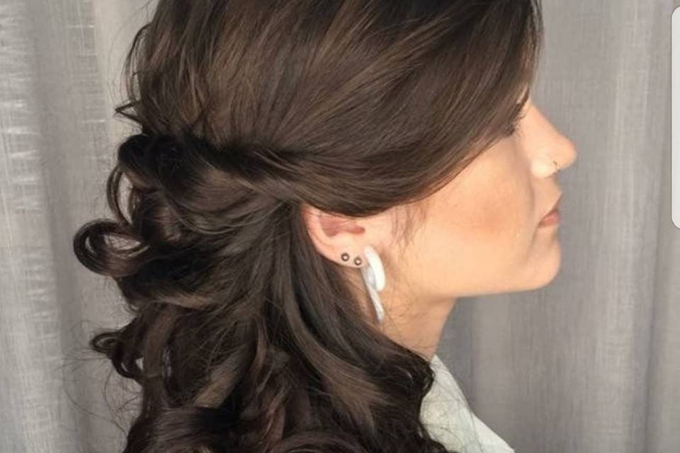 Coiffure avec des boucles