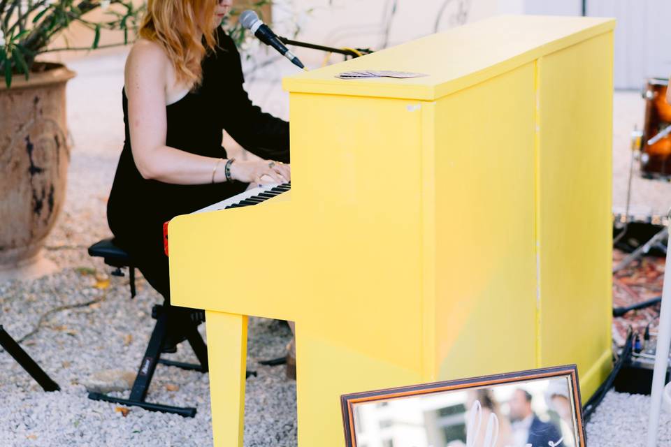 THE YELLOW PIANO !