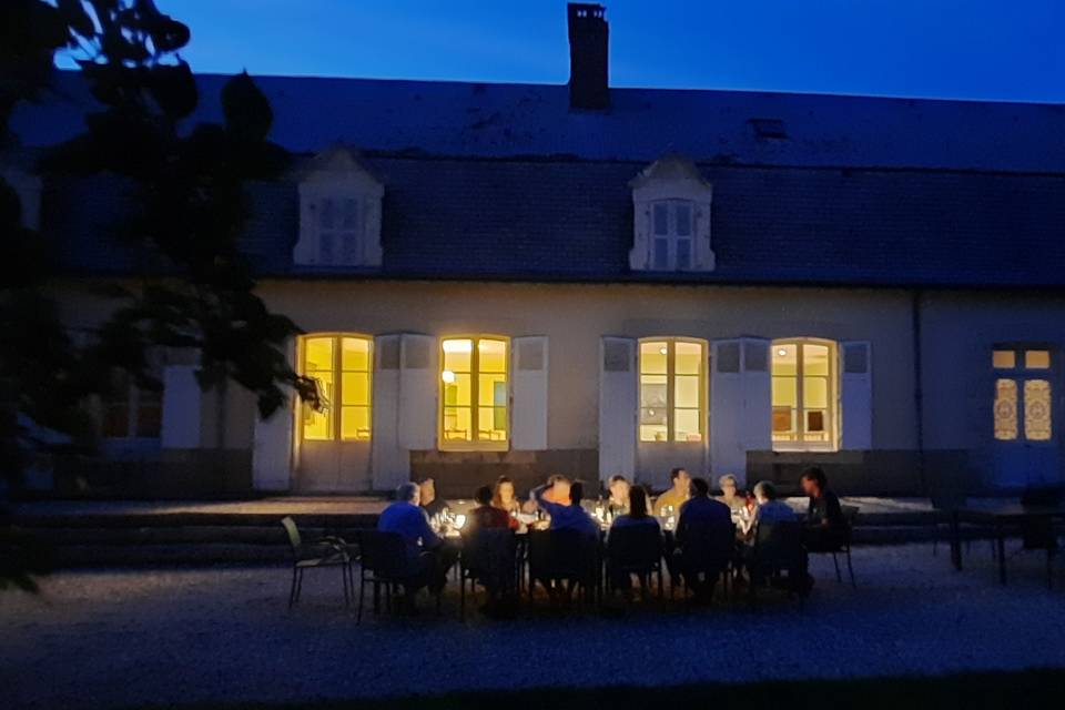 Devant les marches