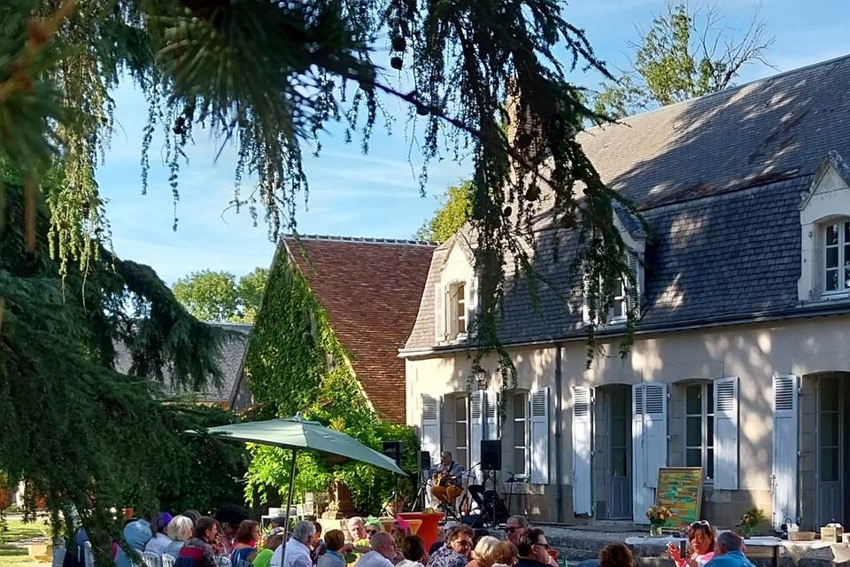 Déjeuner au-dessus de l'herbe