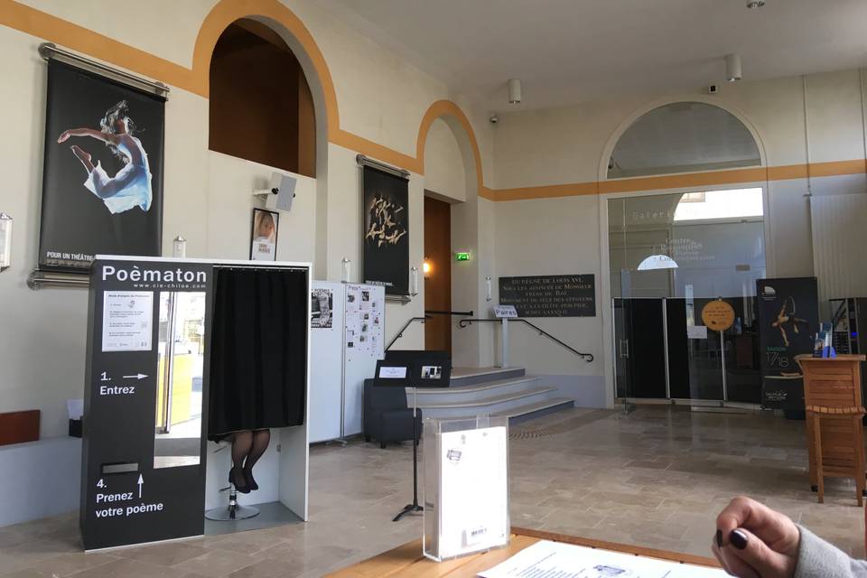 Dans un hall de musée