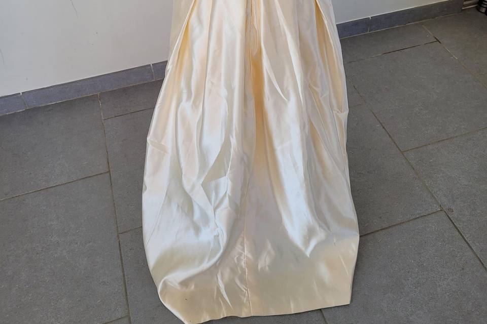 Robe ivoire dos