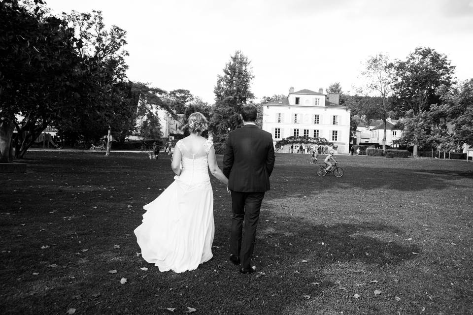 Couple allant à la mairie