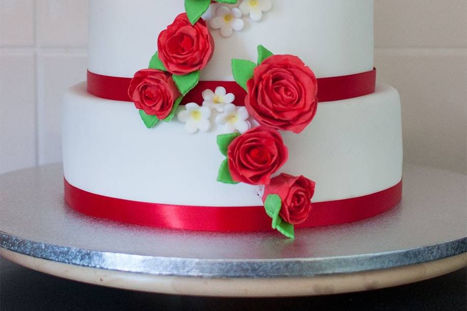 Wedding cake roses rouges