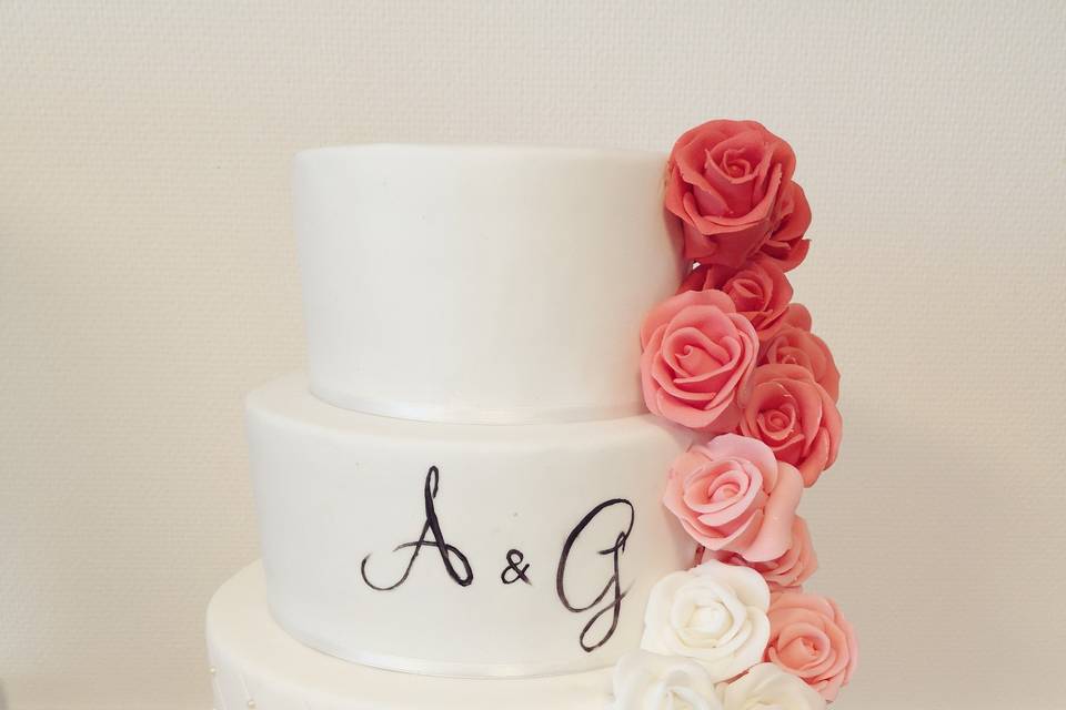 Wedding cake cascade de roses
