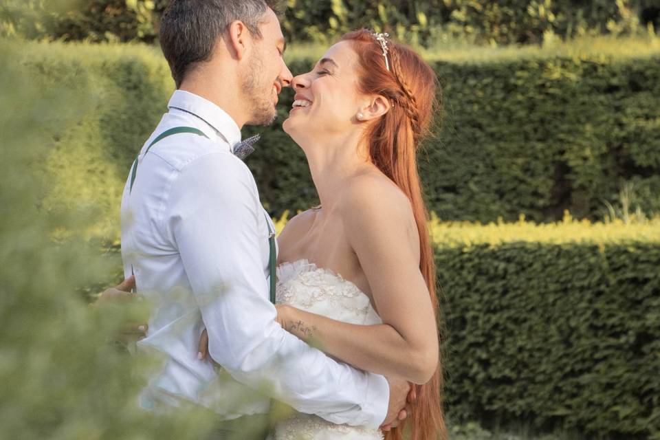 Les mariés dans le jardin