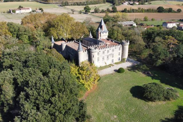 Le Chateau dans son parc