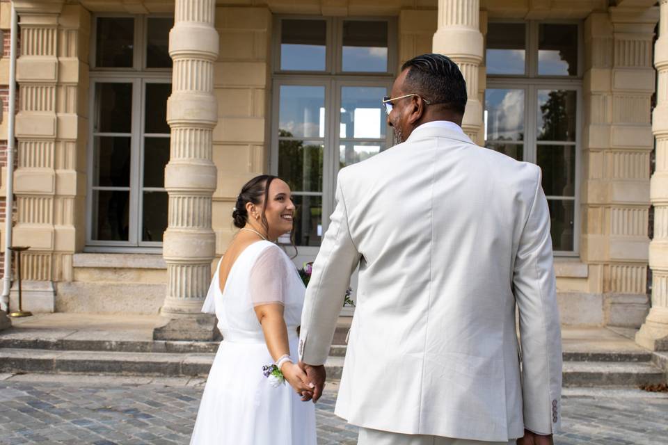 Une mariée, éclatante de joie.