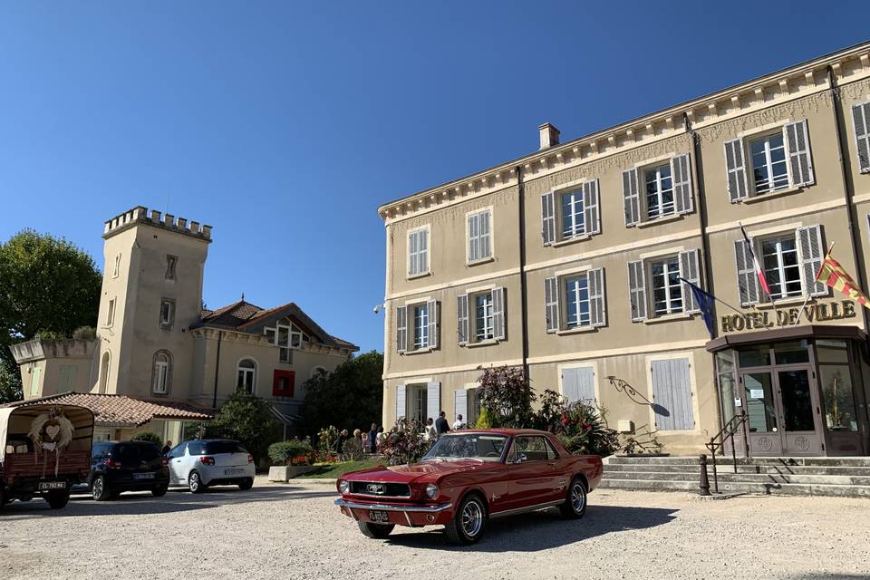 Mustang devant la mairie