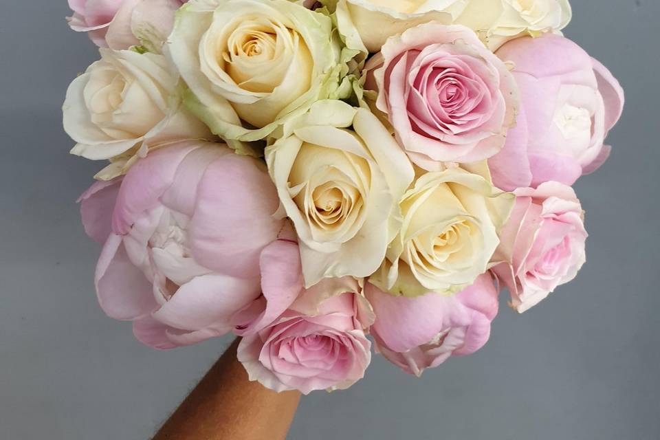 Bouquet rond roses et pivoines