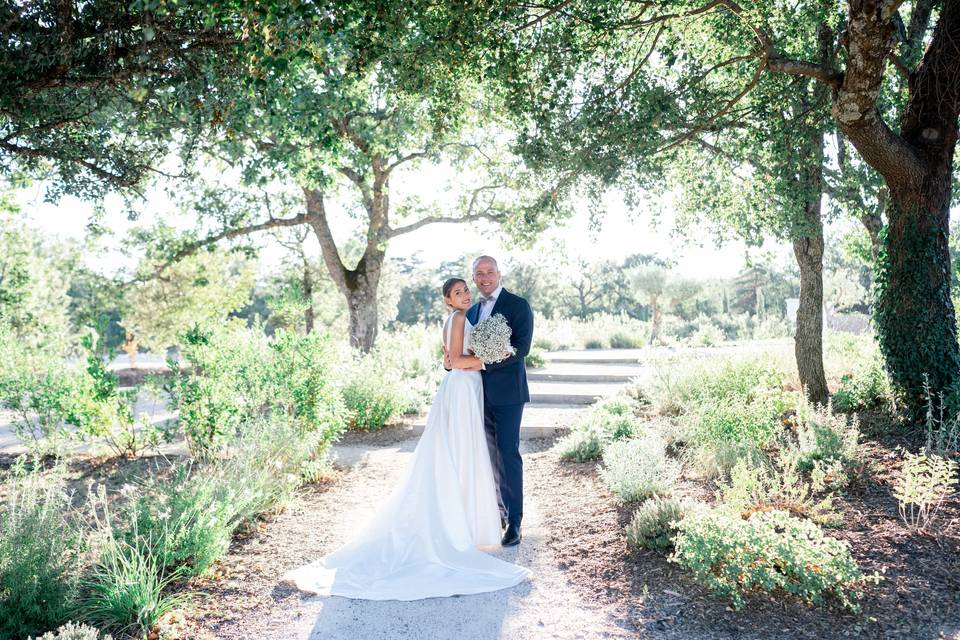 En couple sous les arbres