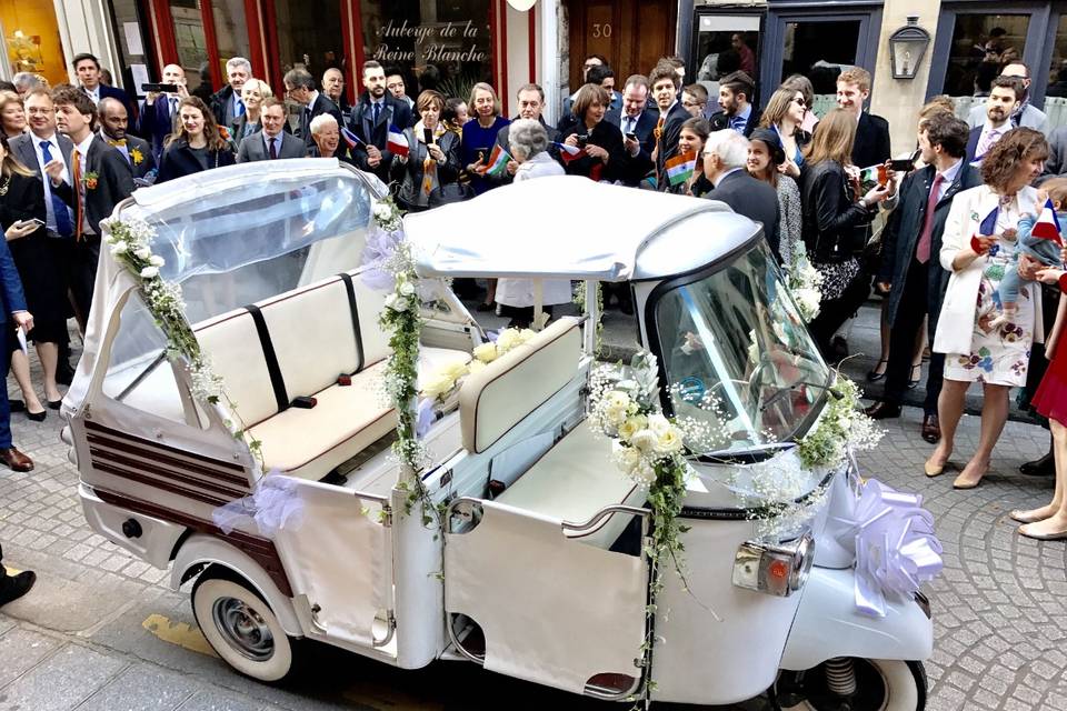 Devant la mairie en tuk tuk