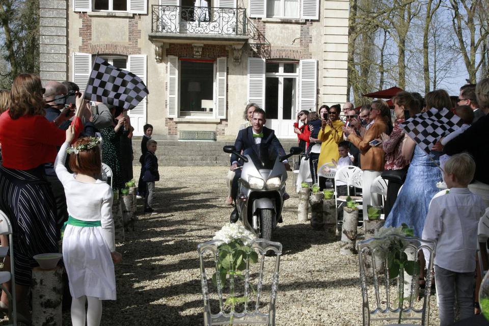 Entrée du marié en moto