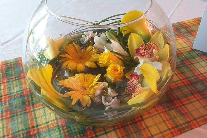 Vase boule et fleurs jaune