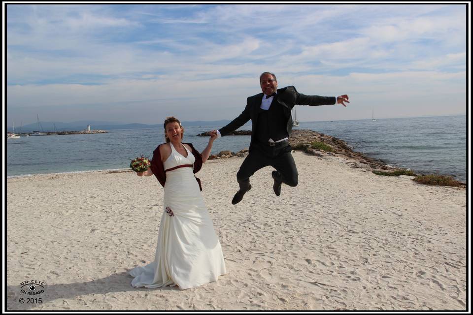Le marié saute de bonheur