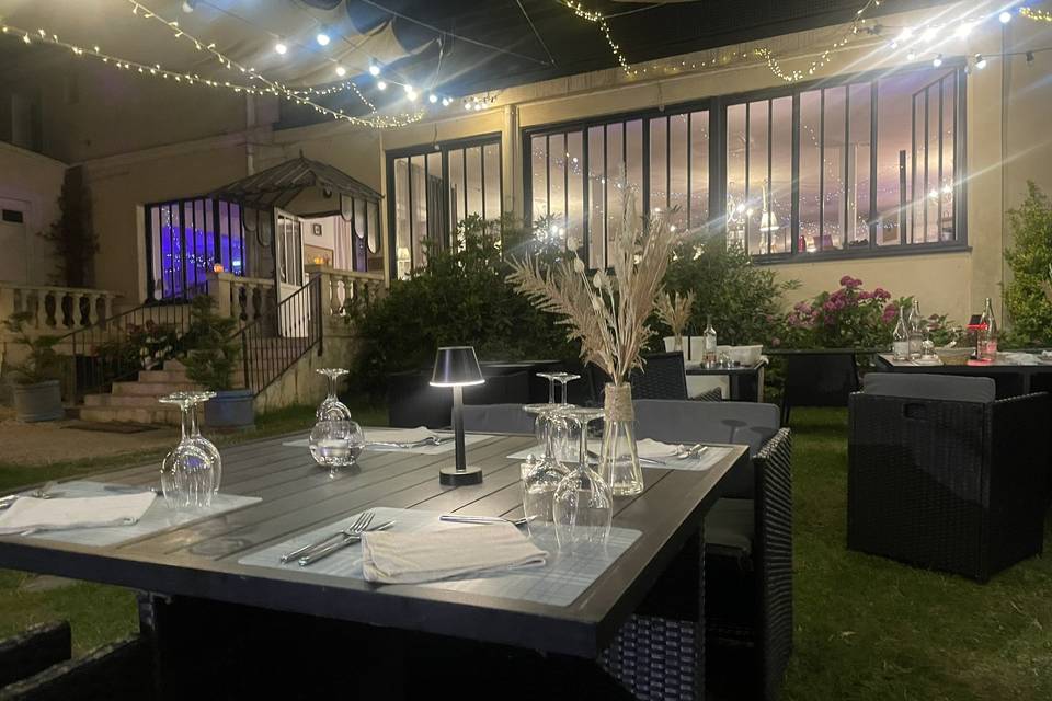 Diner dans le jardin