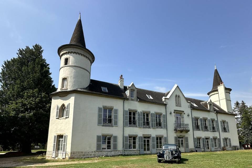 Château avec vehicule ancien