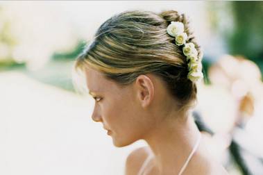 Mignon coiffure avec fleurs