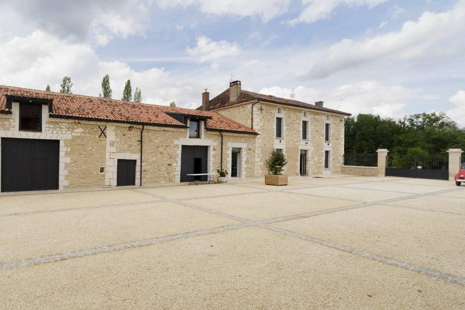 Cour et maison principale
