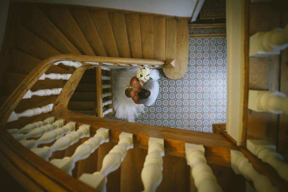 Dans l'escalier