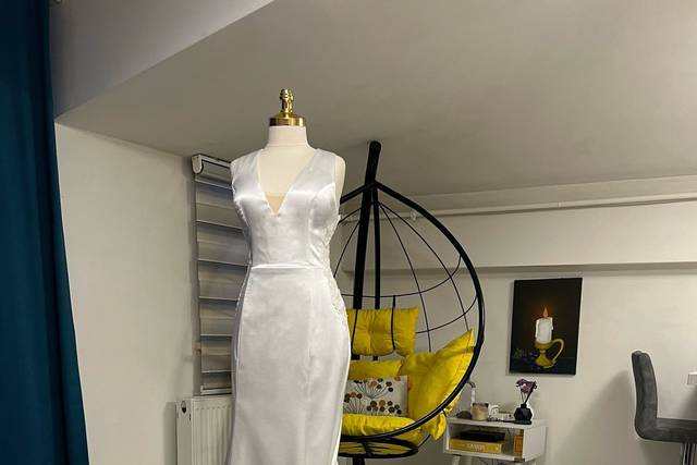Robe fourreau traîne dentelle.