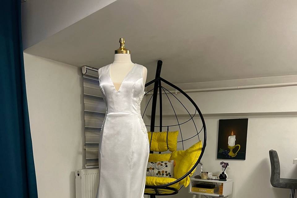 Robe fourreau traîne dentelle.