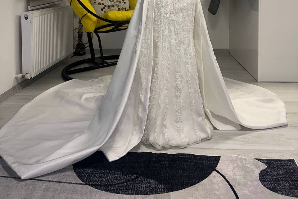 Robe sirène avec sur-jupe.