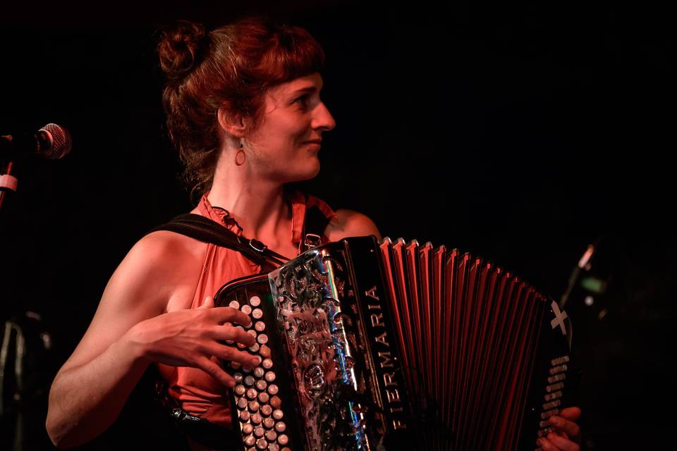 Justine D. - accordéoniste