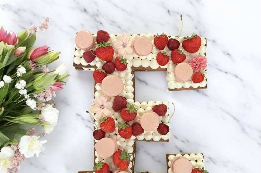 Lettre cake E fruits rouges