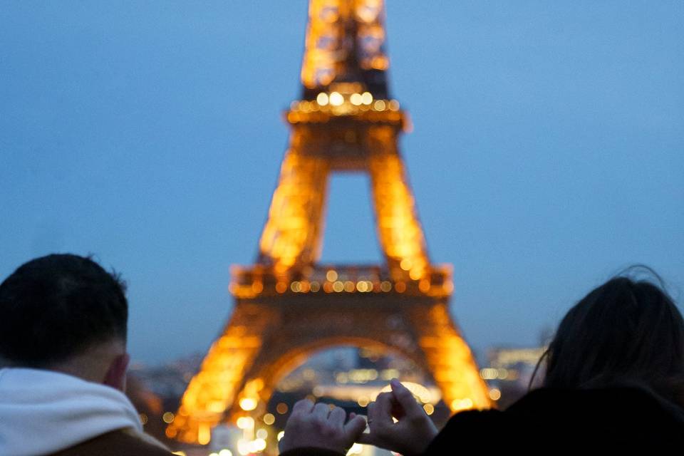 Amoureux devant la Tour Eiffel