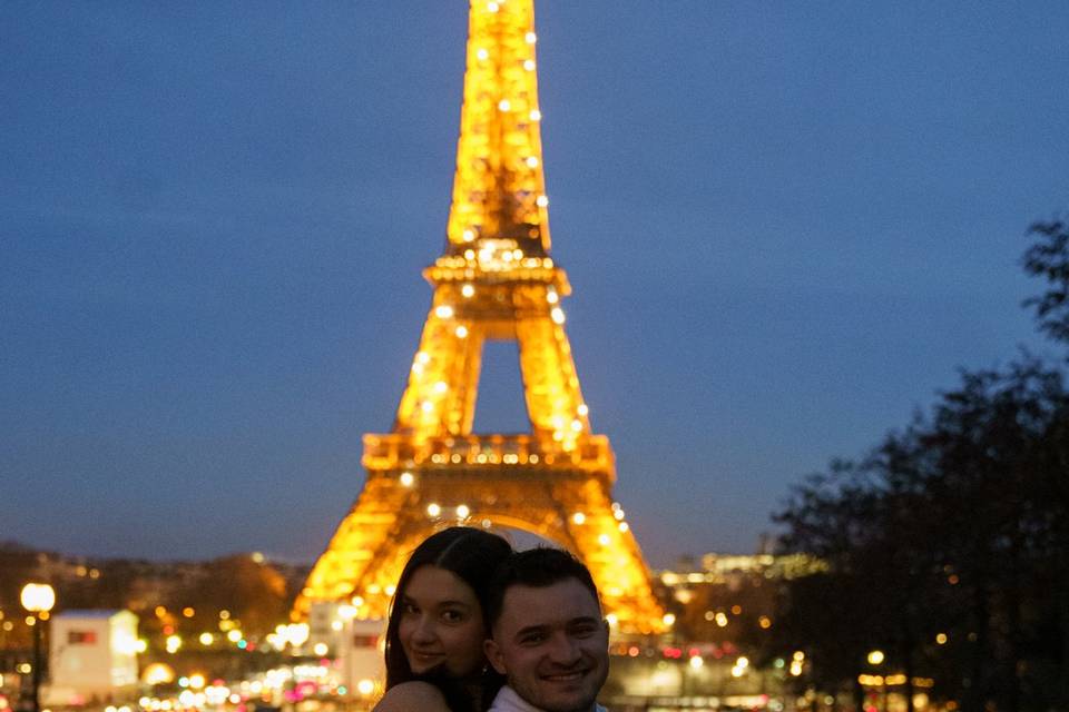 Des amoureux devant la tour Ei