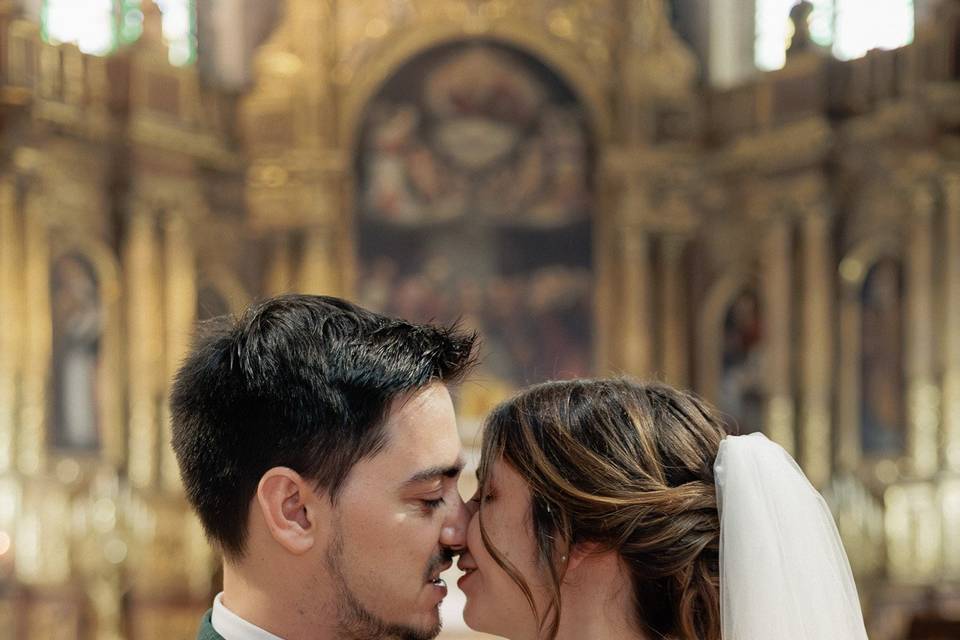 Baiser des mariés à l'église