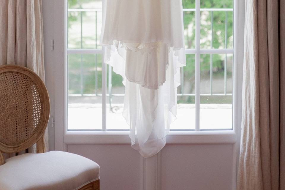 La robe de la mariée suspendu